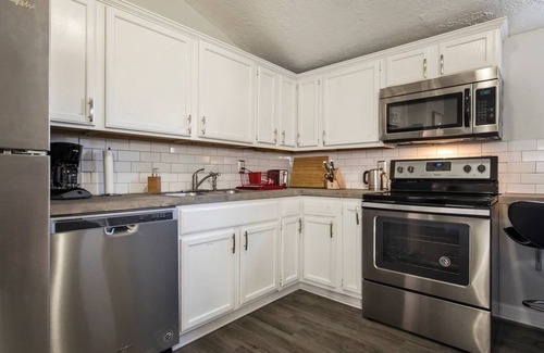 Merriwether House | Louisville Dream House 4BR/2BA by CozySuites