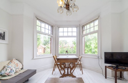 Mapesbury Apartment | Lovely 1 BDR apt in Victorian House, Kilburn