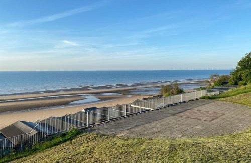 Walton on the Naze Apartment | Lovely 1 bed flat 200 metres from beach