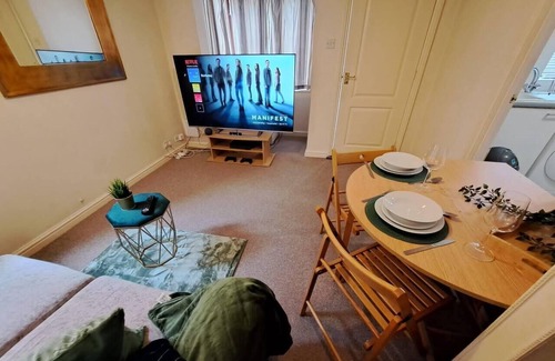 Walton House | Lovely 1-Bed House in Milton Keynes