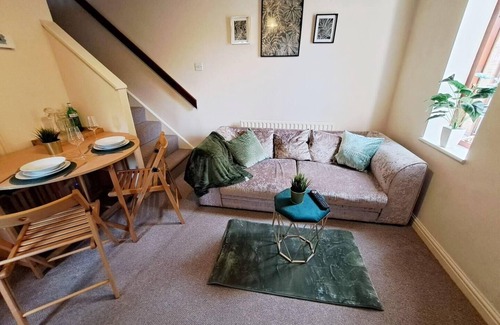 Walton House | Lovely 1-Bed House in Milton Keynes