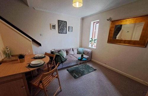 Walton House | Lovely 1-Bed House in Milton Keynes