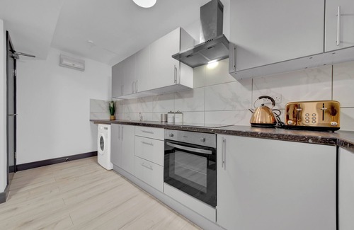 London Borough of Hounslow Apartment | Lovely 1-bed Studio in Feltham