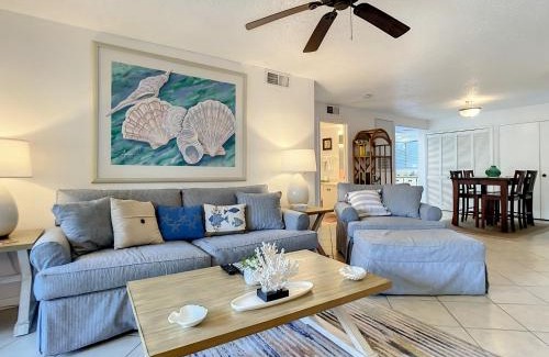 New Smyrna Beach Apartment | Lovely 1 bedroom 1 bath condo located within walking distance to car free beach. SC158