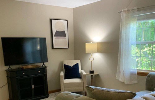 Westmere Apartment | Lovely 1-bedroom apartment with patio/deck.