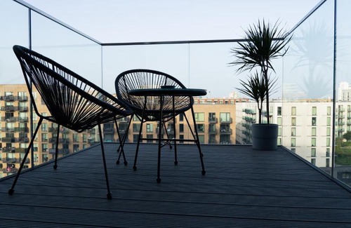 Docklands Apartment | Lovely 1-Bedroom Condo with River & City view.