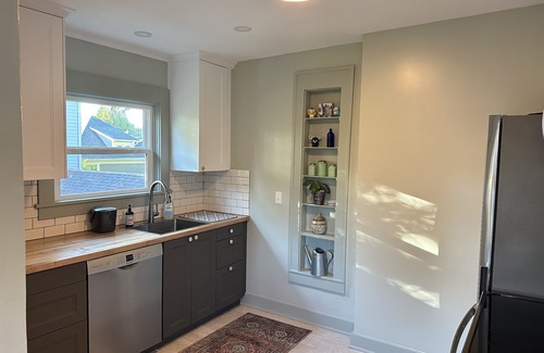 King Apartment | Lovely 1bd Craftsman and Office Close-in NE, Pet-Friendly!