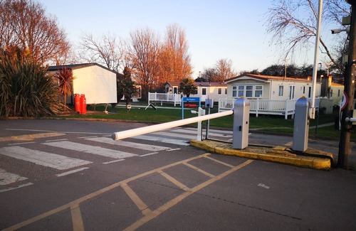 Walton on the Naze Apartment | Lovely 2-Bed caravan in Walton on the Naze