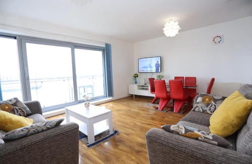 Greenwich Apartment | Lovely 2 bed 2 toilet Hill House river view apartment
