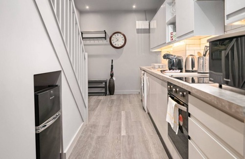 Mapesbury House | Lovely 2-bed apartment - hosted by GuestReady