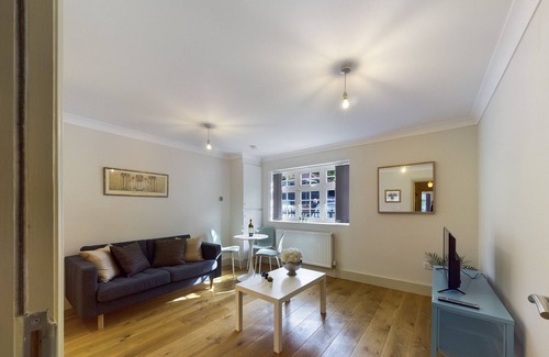 Redhill House | Lovely 2-bed Redhill town centre apartment