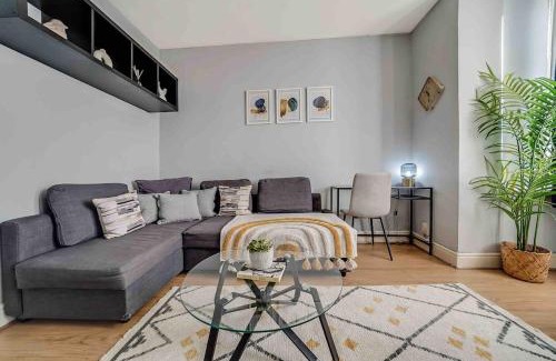Plaistow South Apartment | Lovely 2-bed rental close to Excel and O2 arena