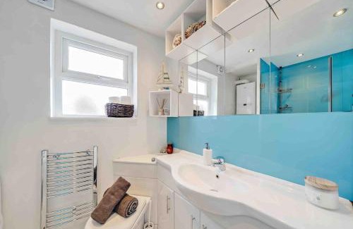 Plaistow South Apartment | Lovely 2-bed rental close to Excel and O2 arena
