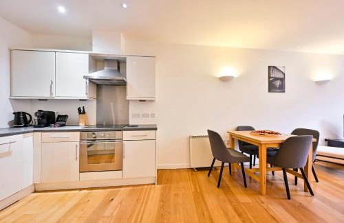 Tower Hill Apartment | Lovely 2 BED Tower Bridge Apartment Sleeps 6