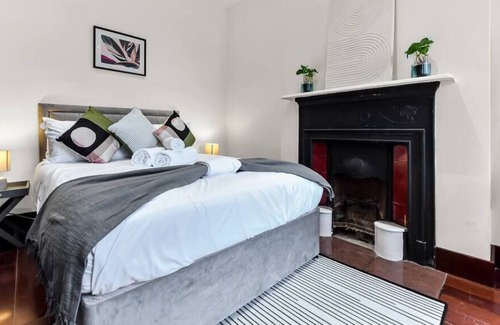 Walpole Apartment | Lovely 2-bedroom rental unit in Greater London
