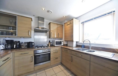 Carshalton Central Apartment | Lovely 2-bedroom apartment close to local ponds