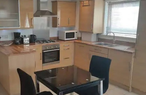 Carshalton Central Apartment | Lovely 2-bedroom apartment close to local ponds
