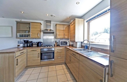 Carshalton Central Apartment | Lovely 2-bedroom apartment close to local ponds