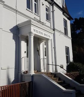 Westbourne Apartment | Lovely 2 Bedroom Flat Wifi Close to the beach