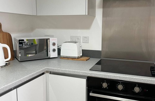 West Bromwich Apartment | Lovely 2 Bedroom Serviced Apartment with Parking