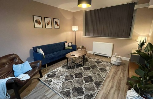 West Bromwich Apartment | Lovely 2 Bedroom Serviced Apartment with Parking