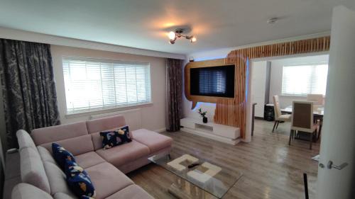 Clydebank Apartment | Lovely 2 Bedroom Modern Ground Floor Flat