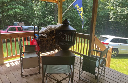 Iron River Cabin | Lovely 2-bedroom off-grid cabin deep in the woods