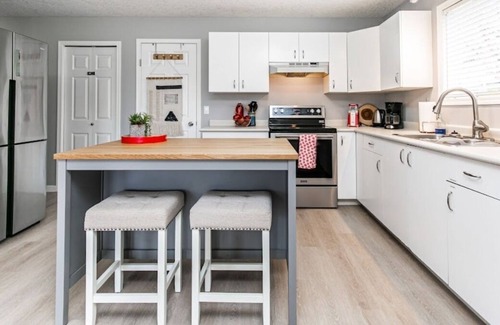 Colwood Apartment | Lovely 2 bedroom suite steps from The beach