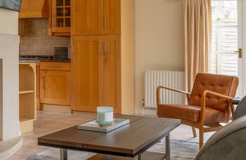 Frognal and Fitzjohns House | Lovely 2BR Home in peaceful Hampstead, NW London