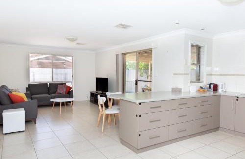 Wagga Wagga House | Lovely 3 Bed, 2 Bath in the City Centre