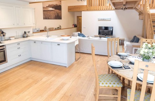 Chillington House | Lovely 3 Bed/3 Bath Converted Barn With Shared Indoor Pool, Sauna & Tennis Court