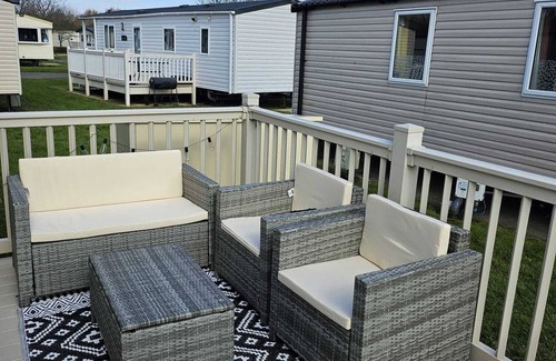 Grimsby Cabin | Lovely 3 Bed Caravan near to beach 5 star Reviews