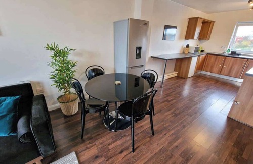 Chorlton-on-Medlock Apartment | Lovely 3 Bed Close to Centre by City SuperHost