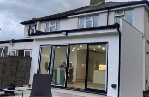Potters Bar House | Lovely 3-bed House in Potters Bar Jacuzzi & 75inch