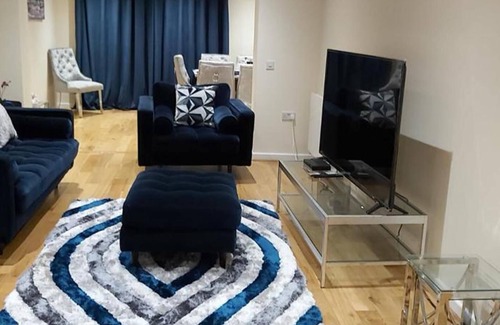 Luton House | Lovely 3-bed House in Luton