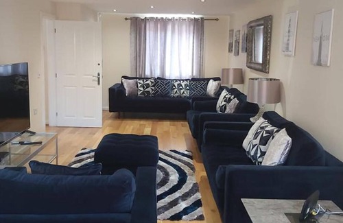 Luton House | Lovely 3-bed House in Luton