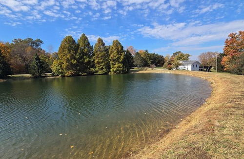 New Haven House | Lovely 3-bedroom home near the Bourbon Trail, with a lake in a country setting