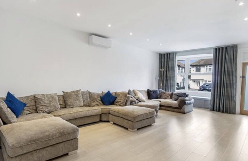 Southgate House | Lovely 3 bedroom newly refurbished property with a garden and parking