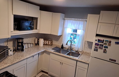 Akron House | Lovely 4-Bed Victorian in Akron (2 Kings, 1 Queen)