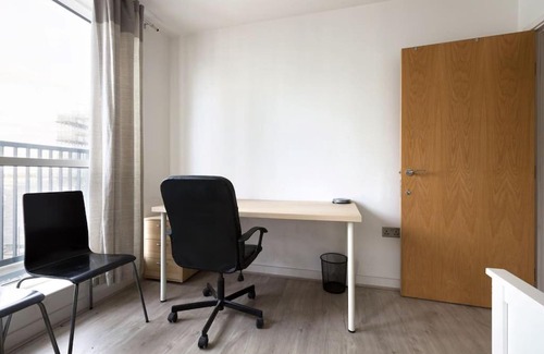 Stratford and New Town Apartment | Lovely 4 Bedroom Apt Close to Central London