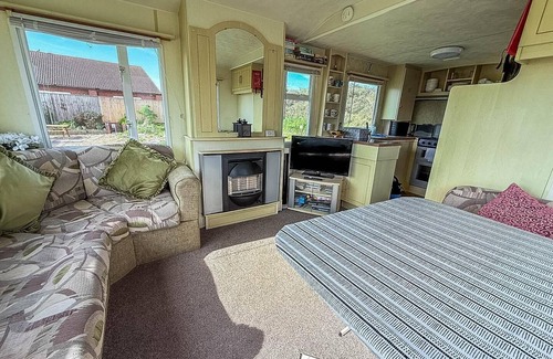 Louth House | Lovely 4 berth caravan for hire at Sunnydale Holiday Park ref 35225KC