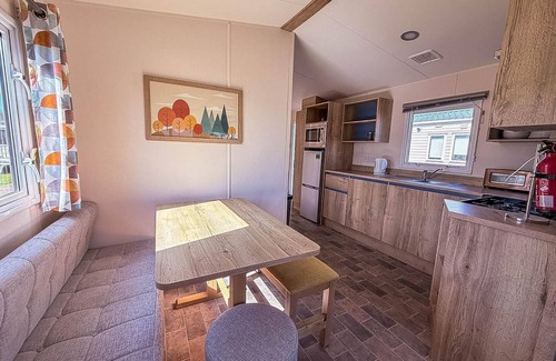 Pakefield House | Lovely 6 berth caravan close to the beach in Suffolk ref 68030BS