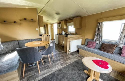 Louth House | Lovely 6 berth caravan at Sunnydale Holiday Park ref 35375S