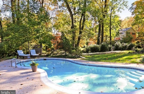 West Falls Church House | Lovely 6B Home w POOL on Wooded Lot 20 Minutes From DC