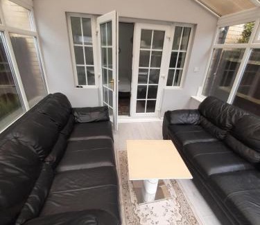Gravesend House | Lovely and Spacious Room with Conservatory