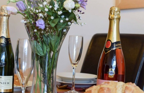 Peterston-Super-Ely Apartment | Lovely apartment for 4 people with WIFI, TV, patio, panoramic view and parking