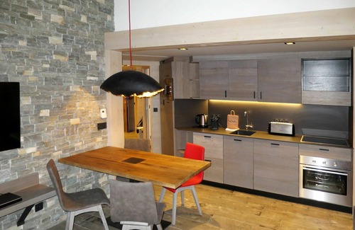 Val-d'Isere Apartment | Lovely apartment for 4 guests with WIFI, hot tub, pool, TV, balcony and parking