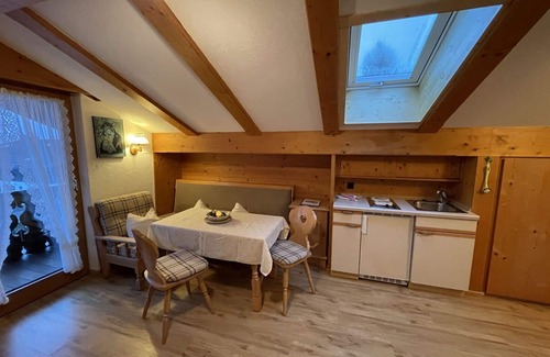 Farchant Apartment | Lovely apartment for 2 guests with WIFI, TV and balcony