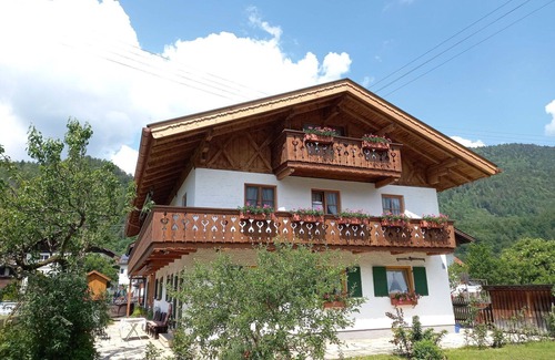 Farchant Apartment | Lovely apartment for 2 guests with WIFI, TV and balcony