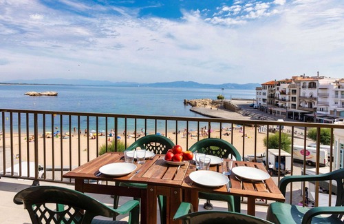 Pedrinya Apartment | Lovely apartment for 6 people with WIFI, TV and balcony